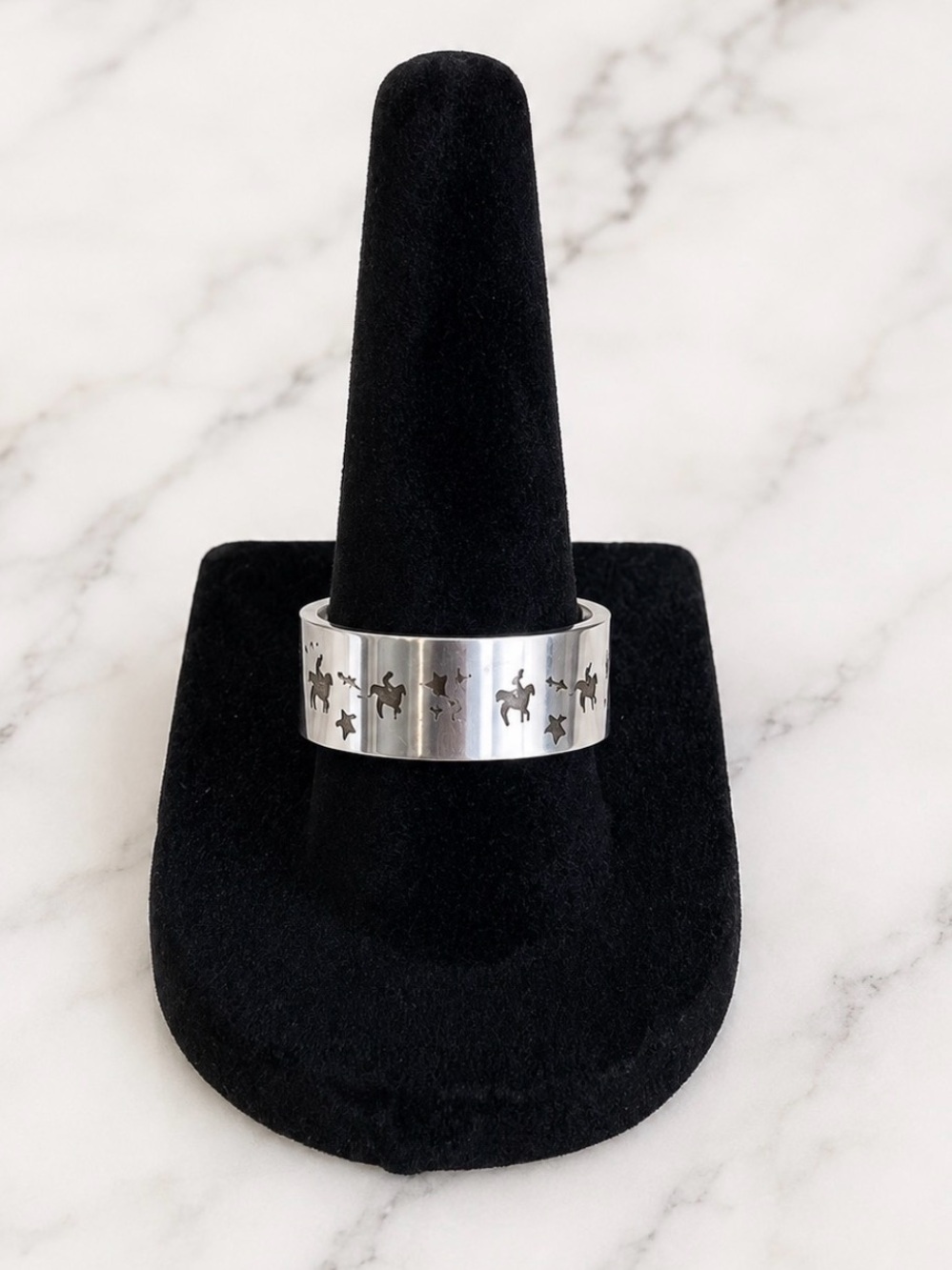 Silver-Tone Women’s Band Ring with Swimming Turtles Motif - size 7